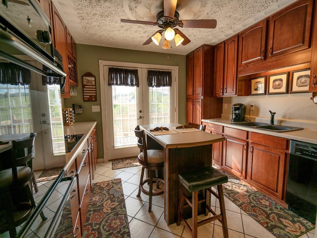 19089 Cleveland Road Abingdon, VA 24211 - Photo 3 of 17 Beautiful Kitchen with Island