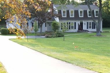 a view of a house with a yard