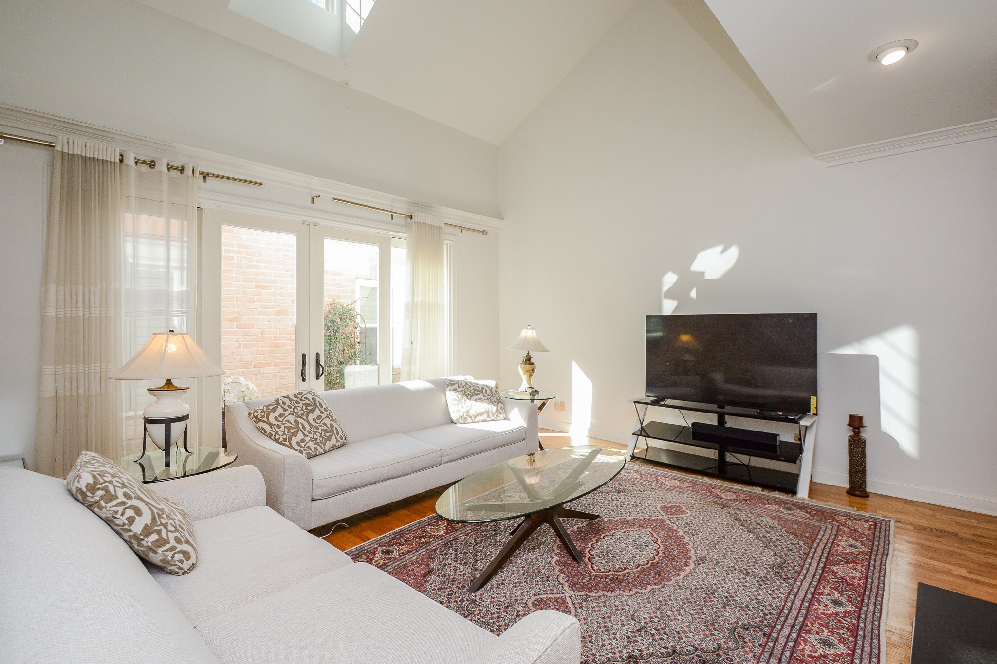 9518 Bayou Brook Street Houston, TX 77063 - Photo 8 of 20 Spacious Living room with high ceilings and lots a natural light.