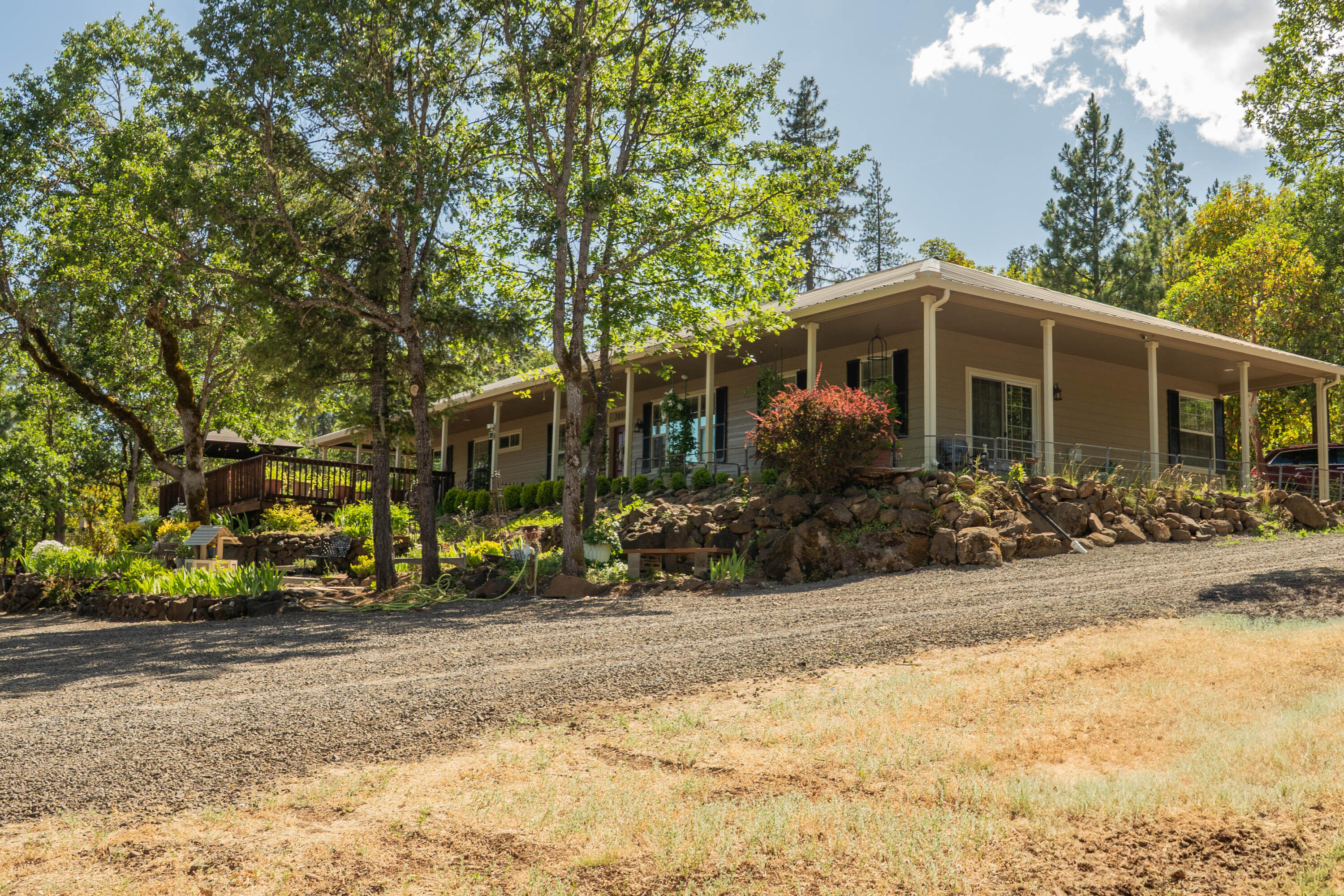 2080 Swingle Road Trail, OR 97541 - Photo 47 of 52 Expansive driveway and parking.