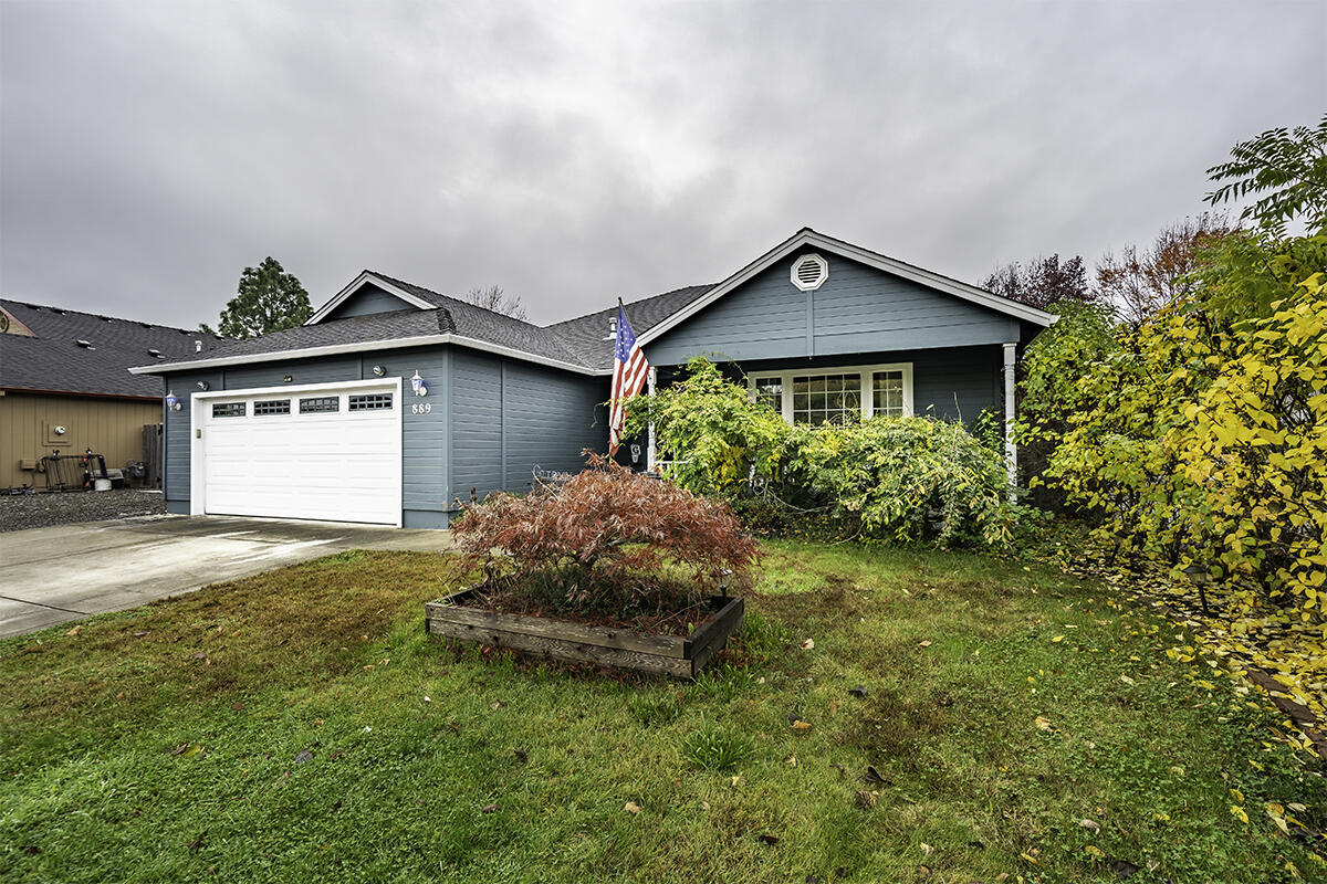 889 Win Way Eagle Point, OR 97524 - Photo 2 of 27 DSC01683