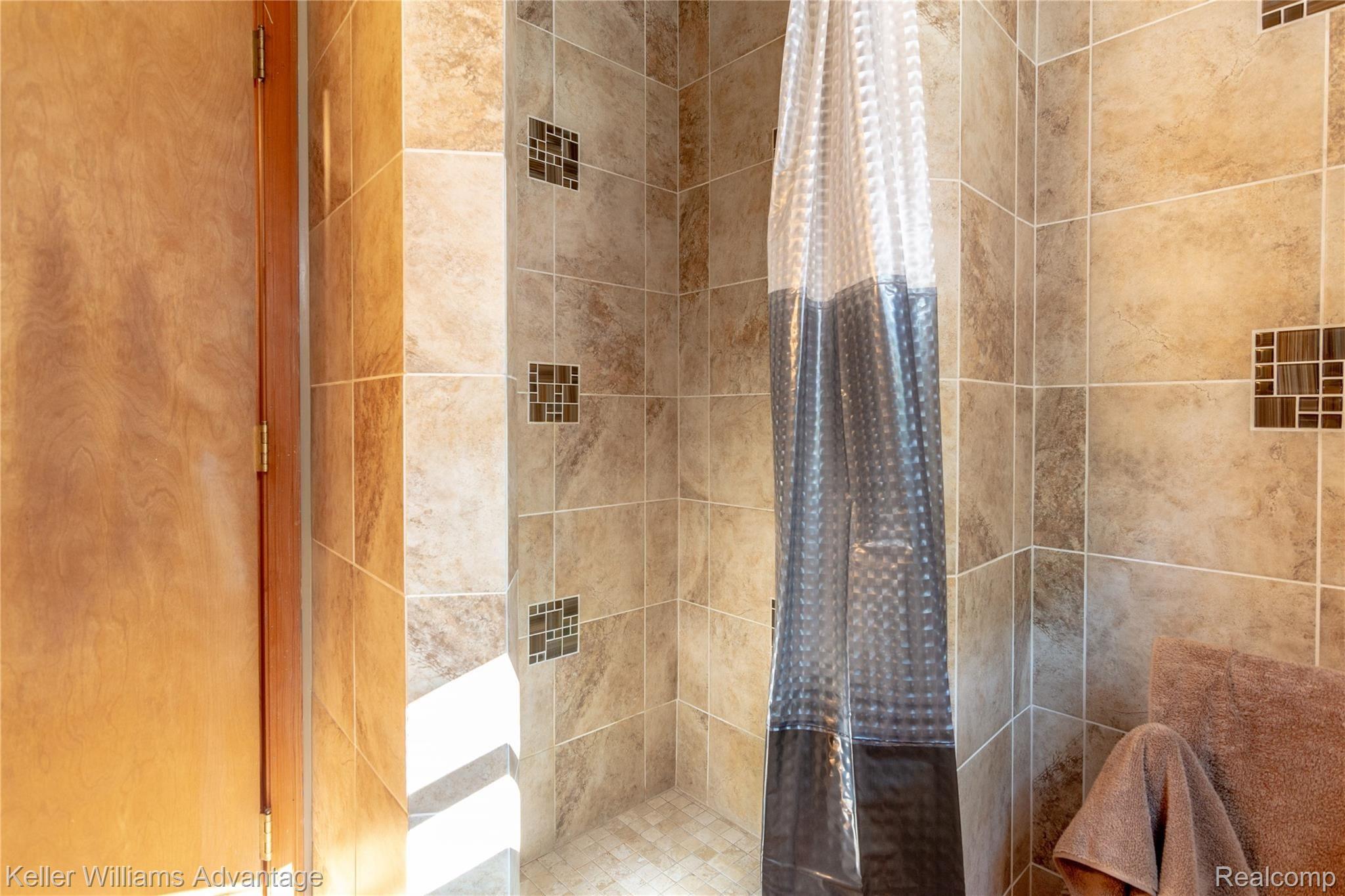 3161 Smugglers Ridge Walled Lake, MI 48390 - Photo 15 of 26 Master Bath