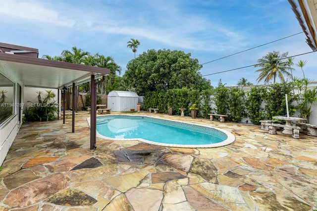 a view of a backyard