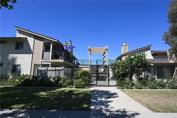 $3,800,000 | 810 Center Street, Costa Mesa, CA 92627