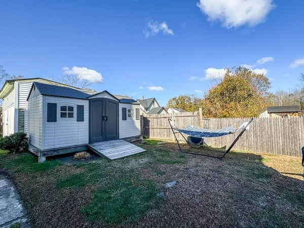 a view of a house with backyard and a garden