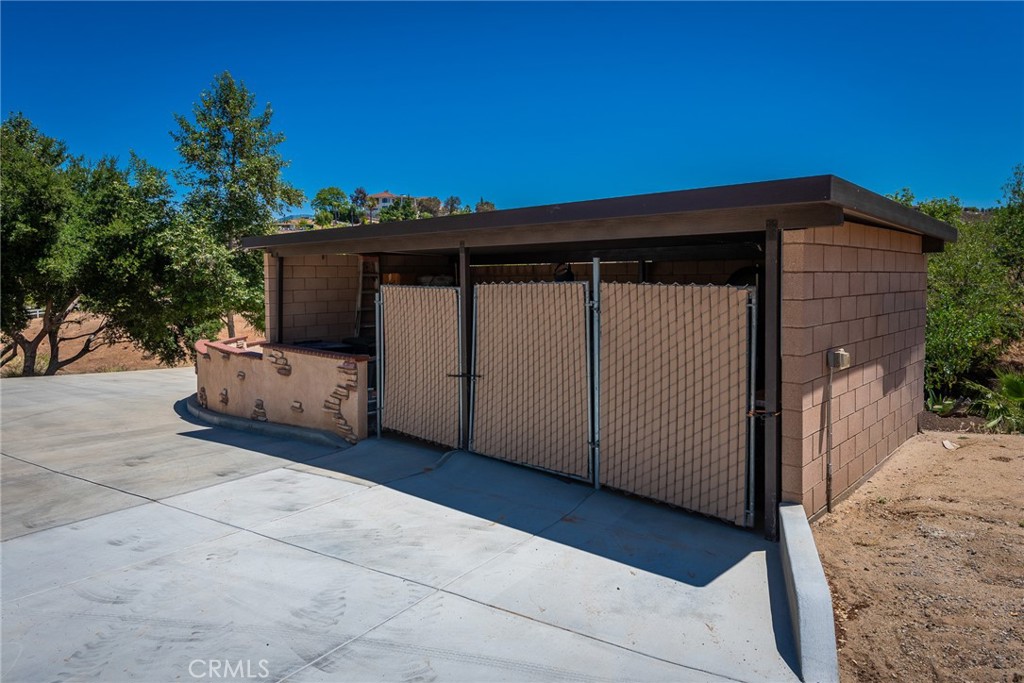 9609 Equestrian Drive Riverside, CA 92503 - Photo 37 of 41