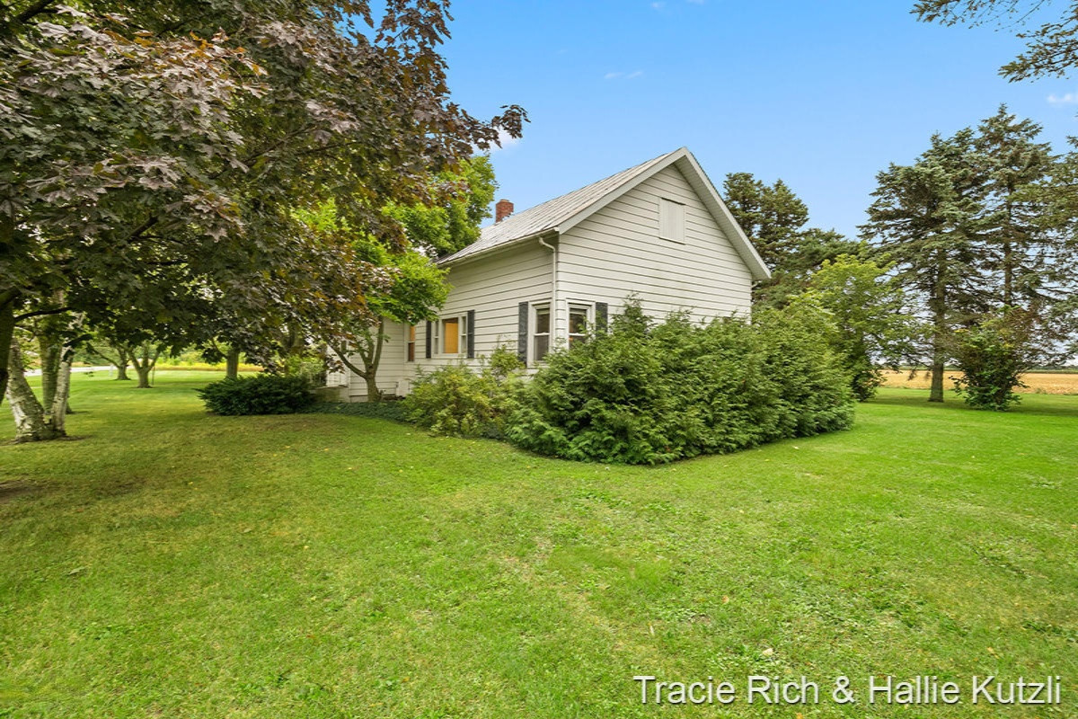 12997 West Stanton Road Trufant, MI 49347 - Photo 3 of 45 IMG_1002