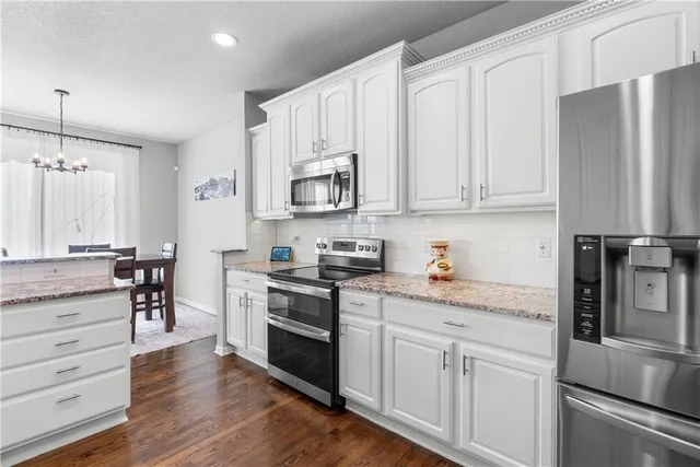 $484,900 | 1021 Southwest Cheshire Drive, Lee's Summit, MO 64083