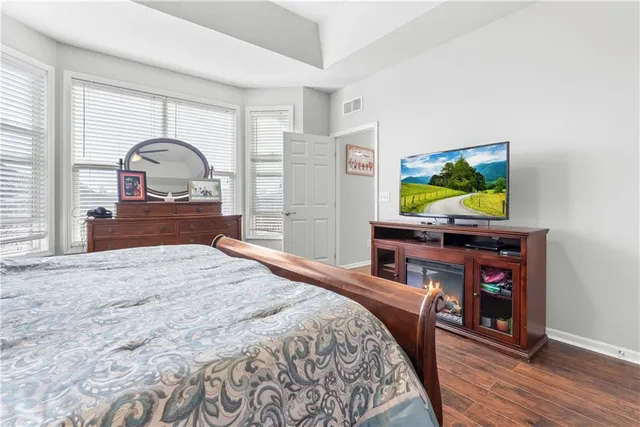 $484,900 | 1021 Southwest Cheshire Drive, Lee's Summit, MO 64083