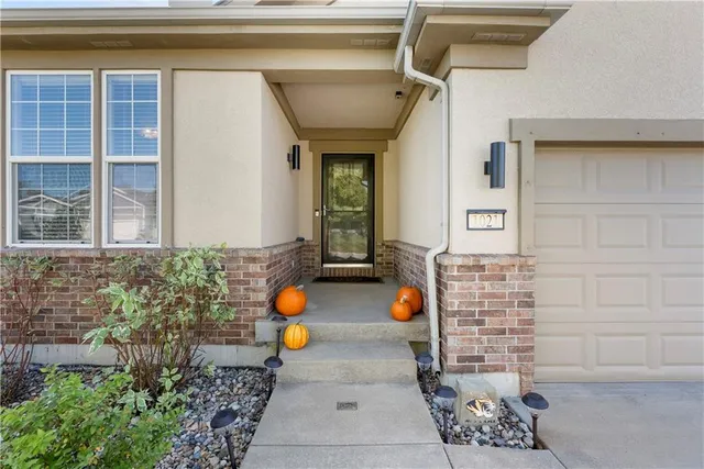 $484,900 | 1021 Southwest Cheshire Drive, Lee's Summit, MO 64083