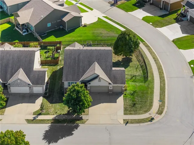 $484,900 | 1021 Southwest Cheshire Drive, Lee's Summit, MO 64083