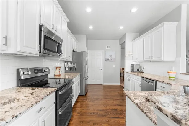 $484,900 | 1021 Southwest Cheshire Drive, Lee's Summit, MO 64083