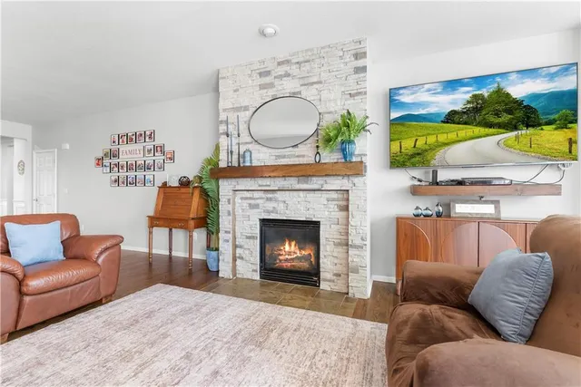 $484,900 | 1021 Southwest Cheshire Drive, Lee's Summit, MO 64083