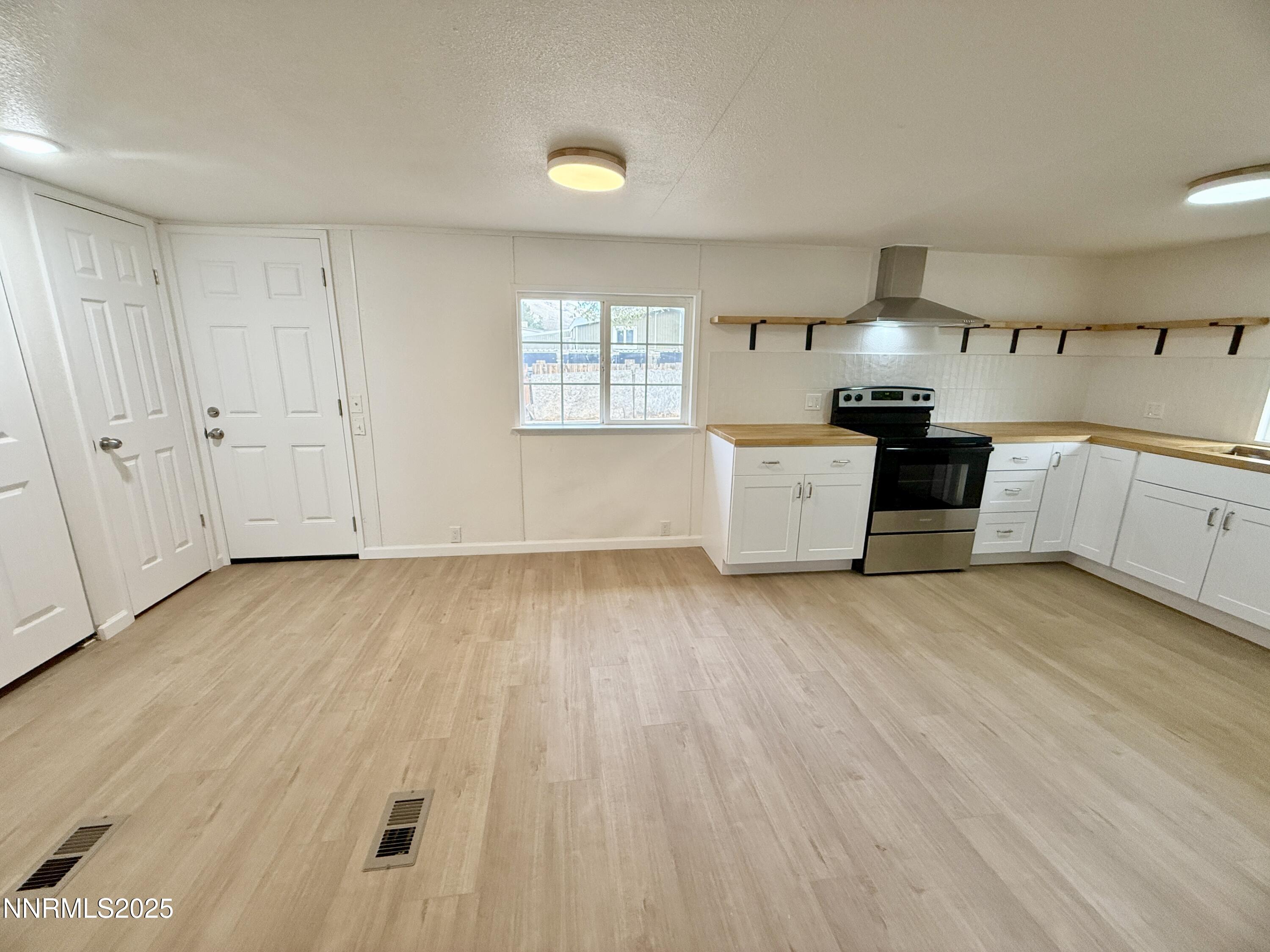 3855 Sandpiper Drive Reno, NV 89508 - Photo 11 of 28 a room with a wooden floor and white walls