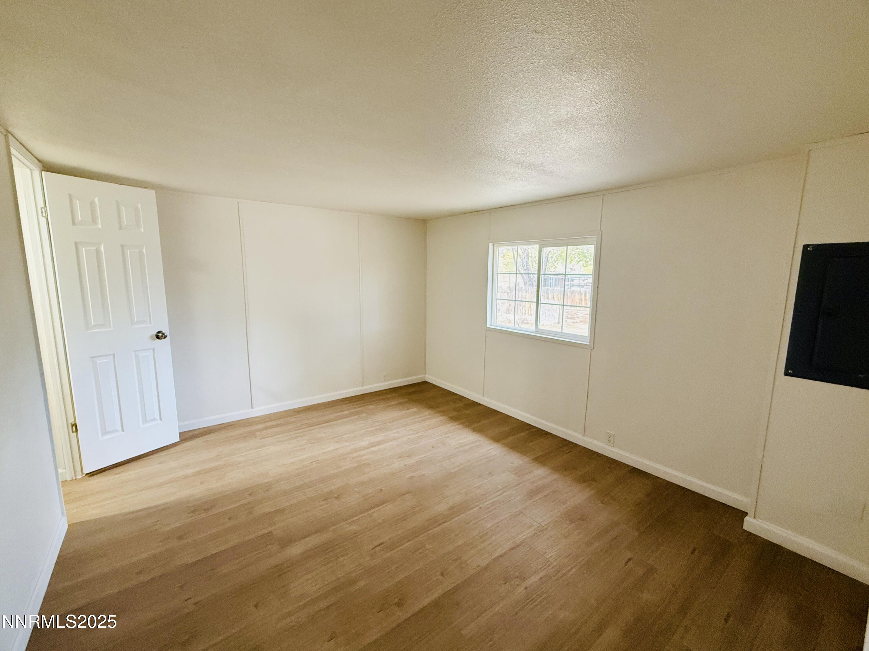 3855 Sandpiper Drive Reno, NV 89508 - Photo 18 of 28 an empty room with windows