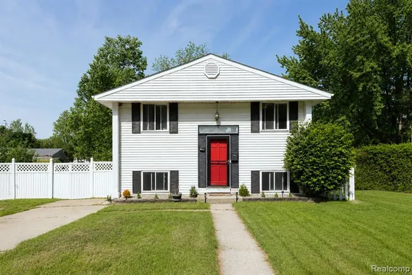 $229,000 | 1107 Odessa Drive, Holly, MI 48442