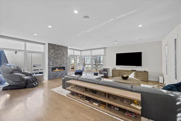 $1,299,000 | 2009 Skyelar Court, Highland Park, IL 60035