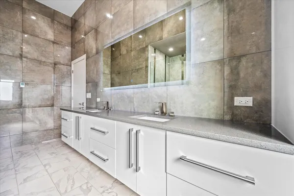 $1,299,000 | 2009 Skyelar Court, Highland Park, IL 60035