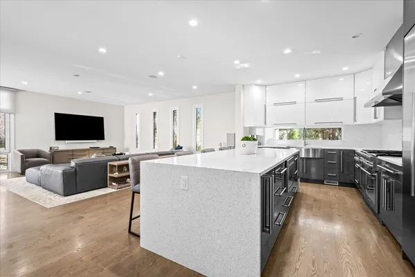 $1,299,000 | 2009 Skyelar Court, Highland Park, IL 60035