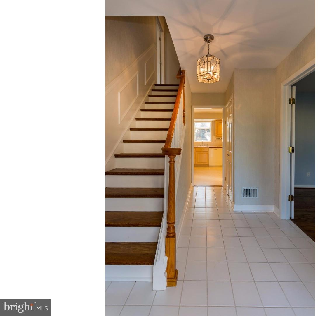 28 Cordele Road Newark, DE 19711 - Photo 2 of 25 Foyer