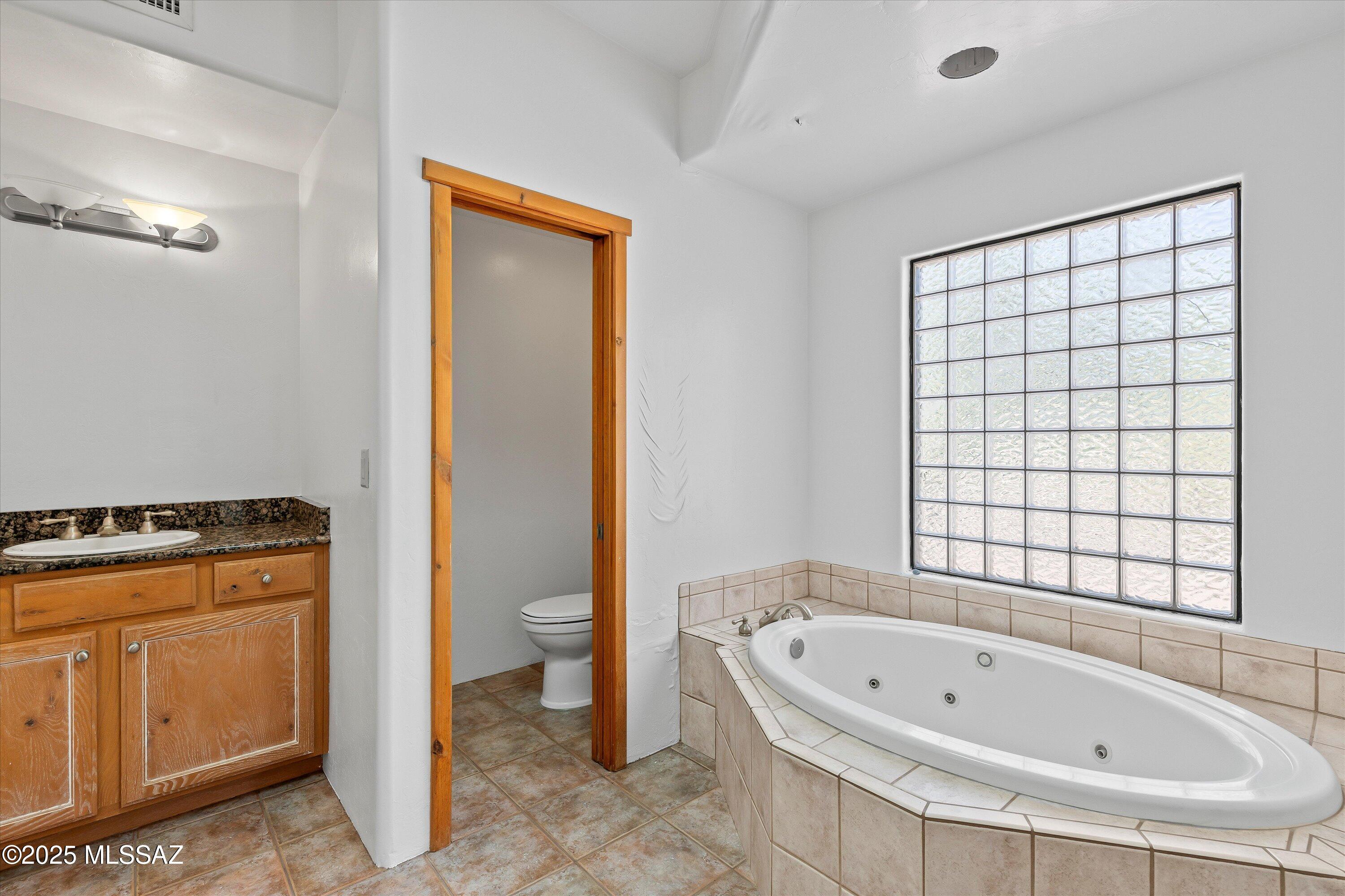 6200 North Abington Road Tucson, AZ 85743 - Photo 17 of 40 27-Primary Bathroom