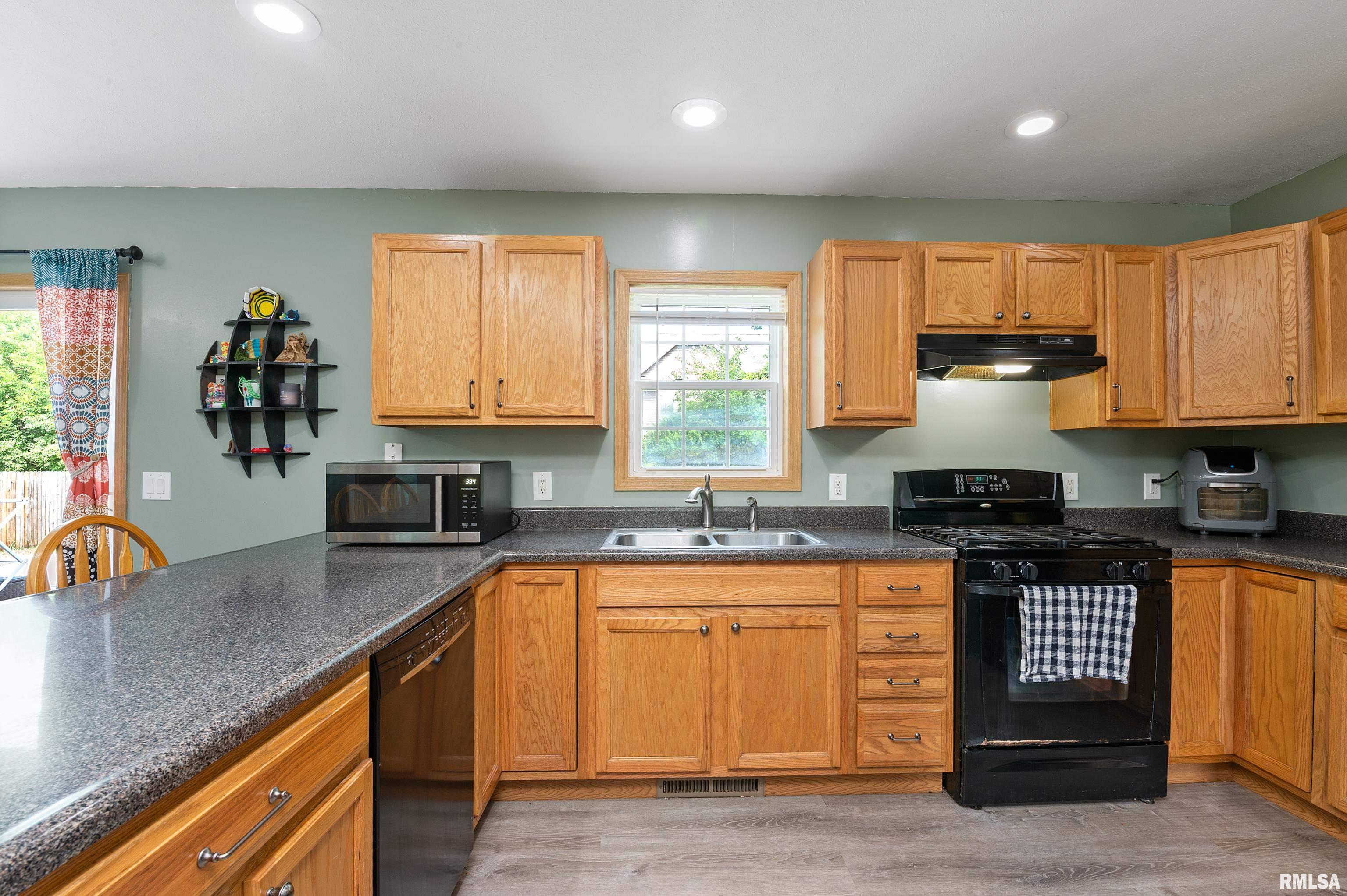 609 18th Street Silvis, IL 61282 - Photo 9 of 26