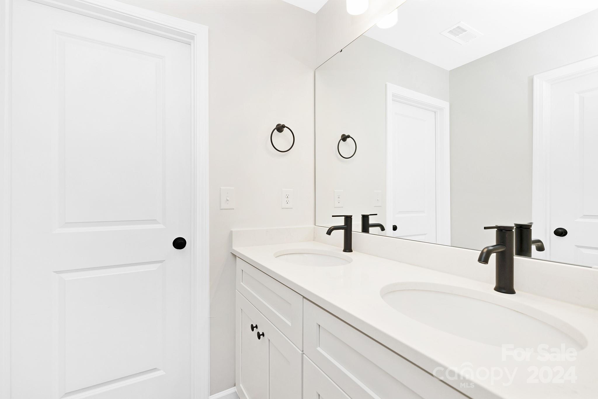 1142 Leigh Circle Charlotte, NC 28216 - Photo 8 of 25