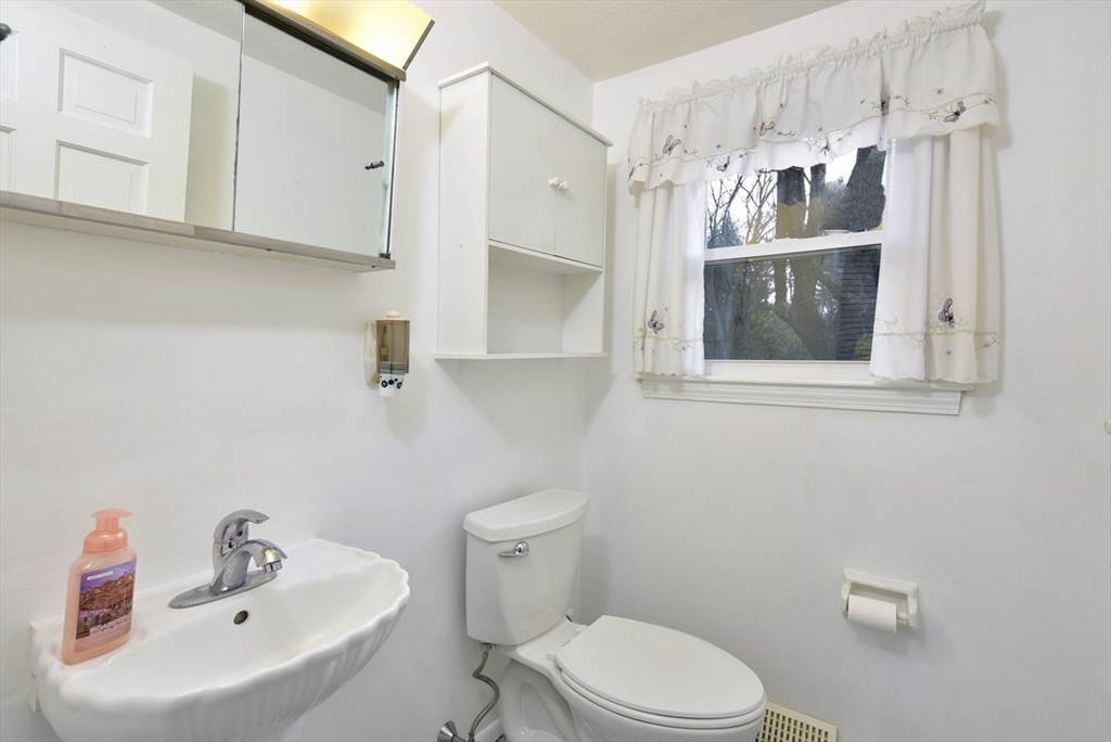 75 Neck Hill Road Mendon, MA 01756 - Photo 9 of 24 Gallery Image 9