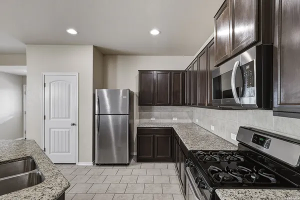 $2,050 | 8810 Double Oak, San Antonio, TX 78254