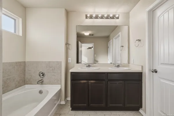 $2,050 | 8810 Double Oak, San Antonio, TX 78254
