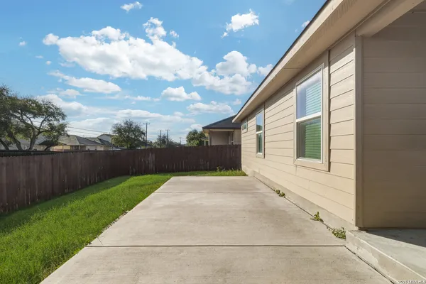 $2,050 | 8810 Double Oak, San Antonio, TX 78254