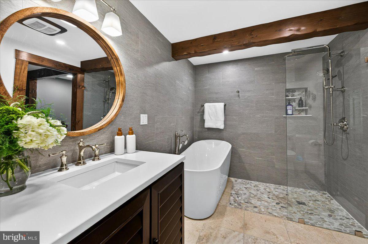 8014 Grandview Court Springfield, VA 22153 - Photo 27 of 45 Upper level bath