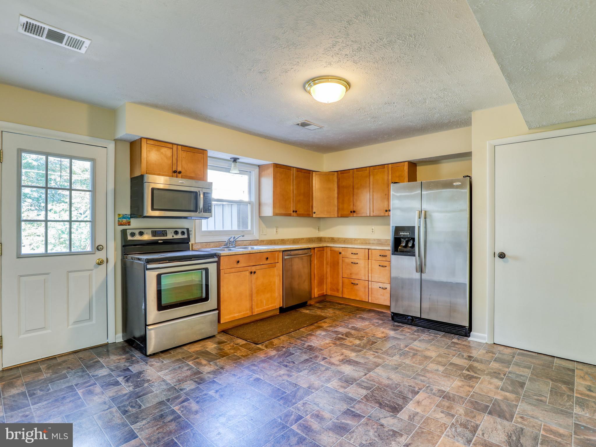 Eat in kitchen with pantry!