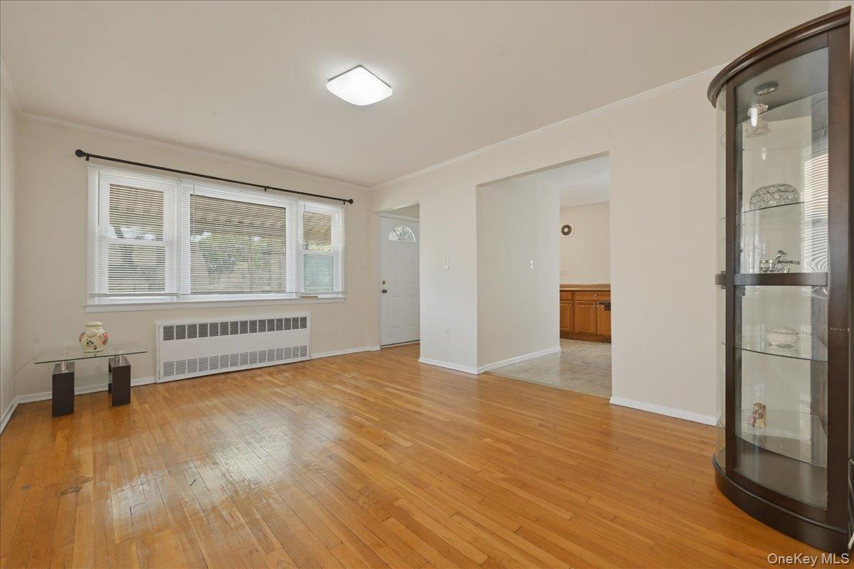 51 Hickory Road Port Washington, NY 11050 - Photo 3 of 16 Entryway/Living Room