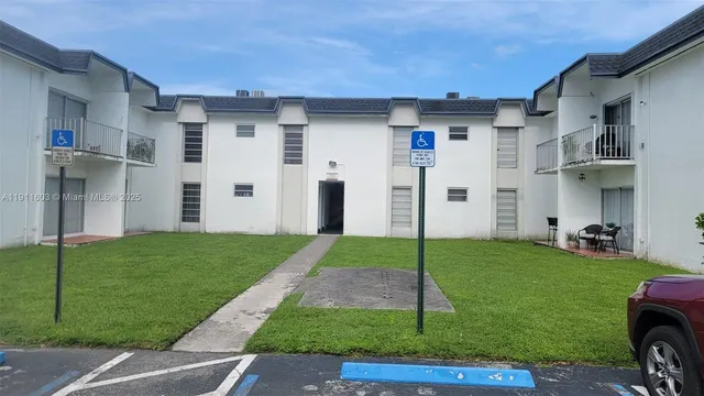 $230,000 | 7232 Southwest 94th Place, Unit E7, Miami, FL 33173
