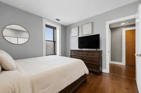 $325,000 | 559 West Surf Street, Unit 306, Chicago, IL 60657