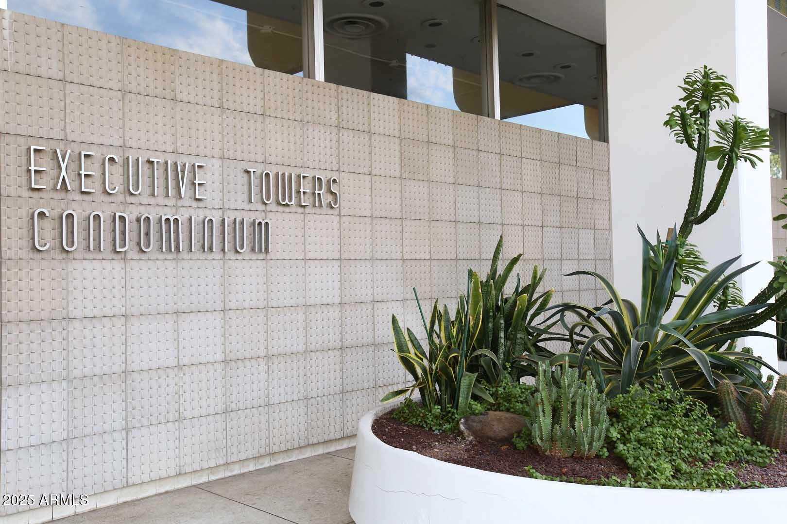 207 West Clarendon Avenue, Unit 2A Phoenix, AZ 85013 - Photo 23 of 36 Community Sign