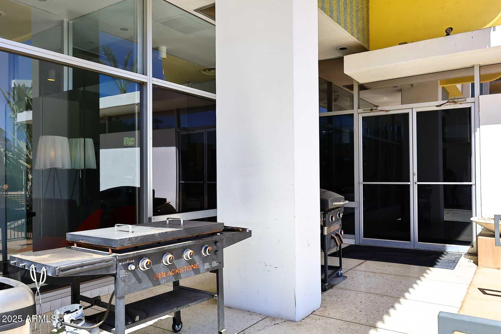 207 West Clarendon Avenue, Unit 2A Phoenix, AZ 85013 - Photo 25 of 36 Community-Blackstone Grills