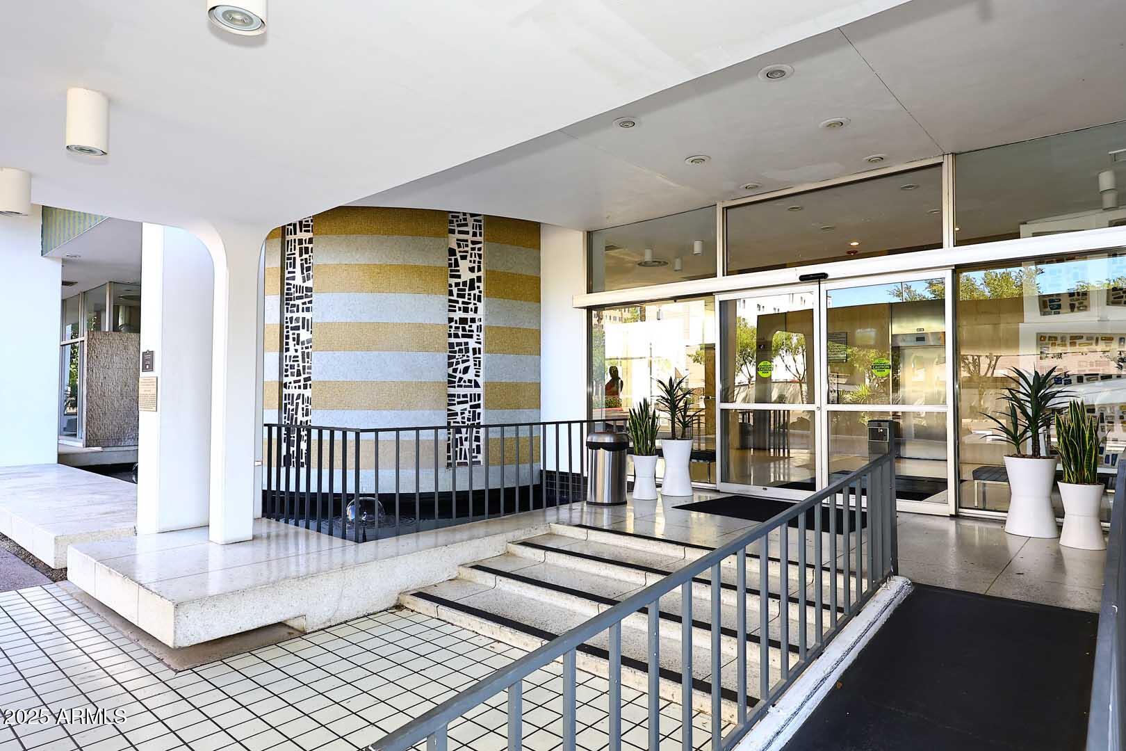 207 West Clarendon Avenue, Unit 2A Phoenix, AZ 85013 - Photo 27 of 36 Entry