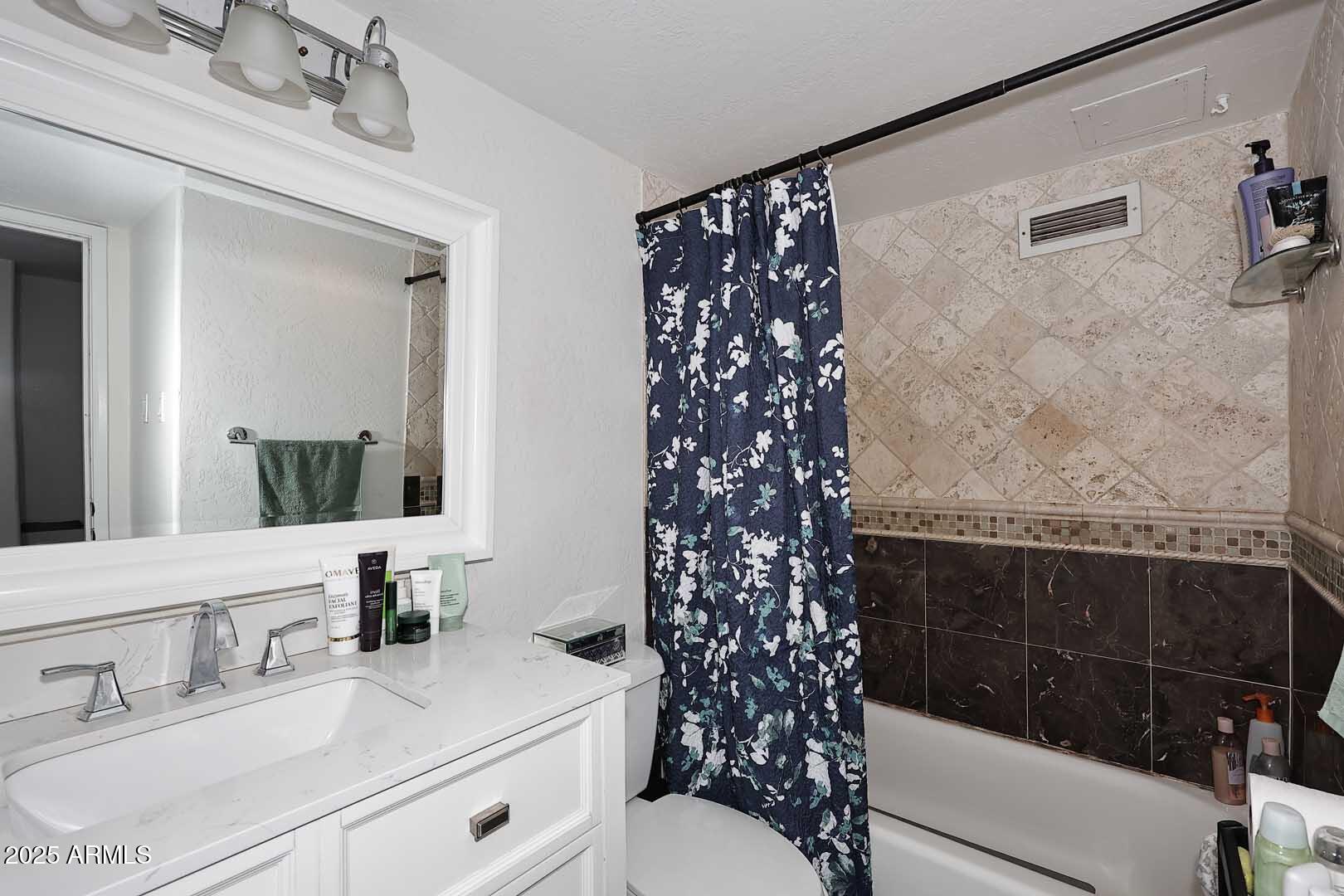 207 West Clarendon Avenue, Unit 2A Phoenix, AZ 85013 - Photo 9 of 36 Primary Bath