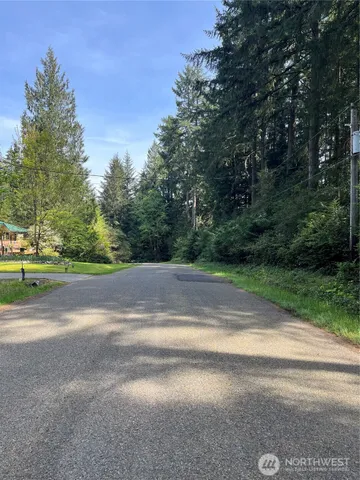 a view of a yard with a house