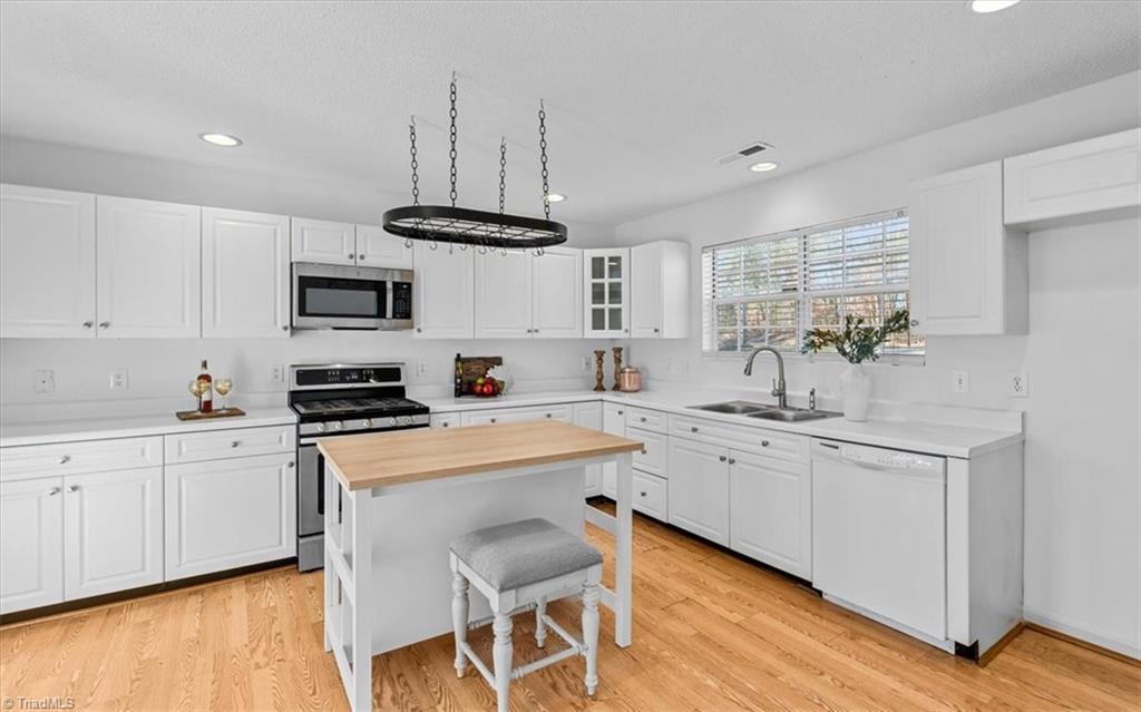 402 Shadybrook Road High Point, NC 27265 - Photo 15 of 38 Kitchen