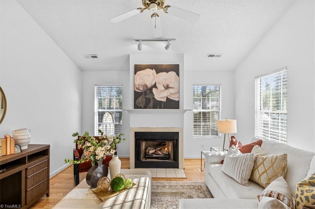 402 Shadybrook Road High Point, NC 27265 - Photo 6 of 38 Living Room