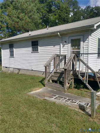 a view of a backyard