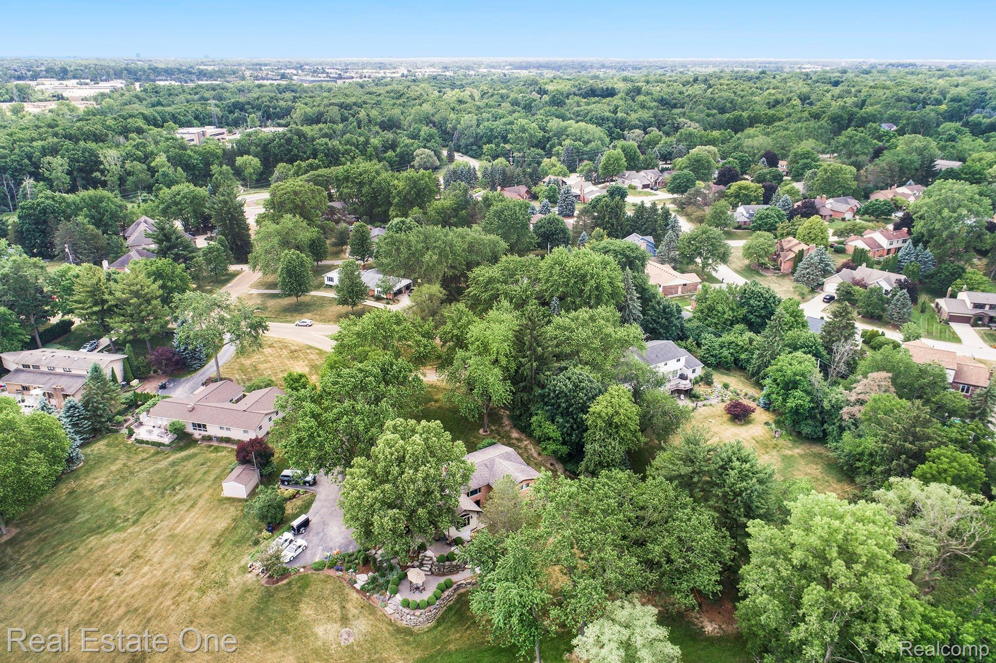 865 Viewland Drive Rochester, MI 48309 - Photo 9 of 90 DJI_0620.jpg