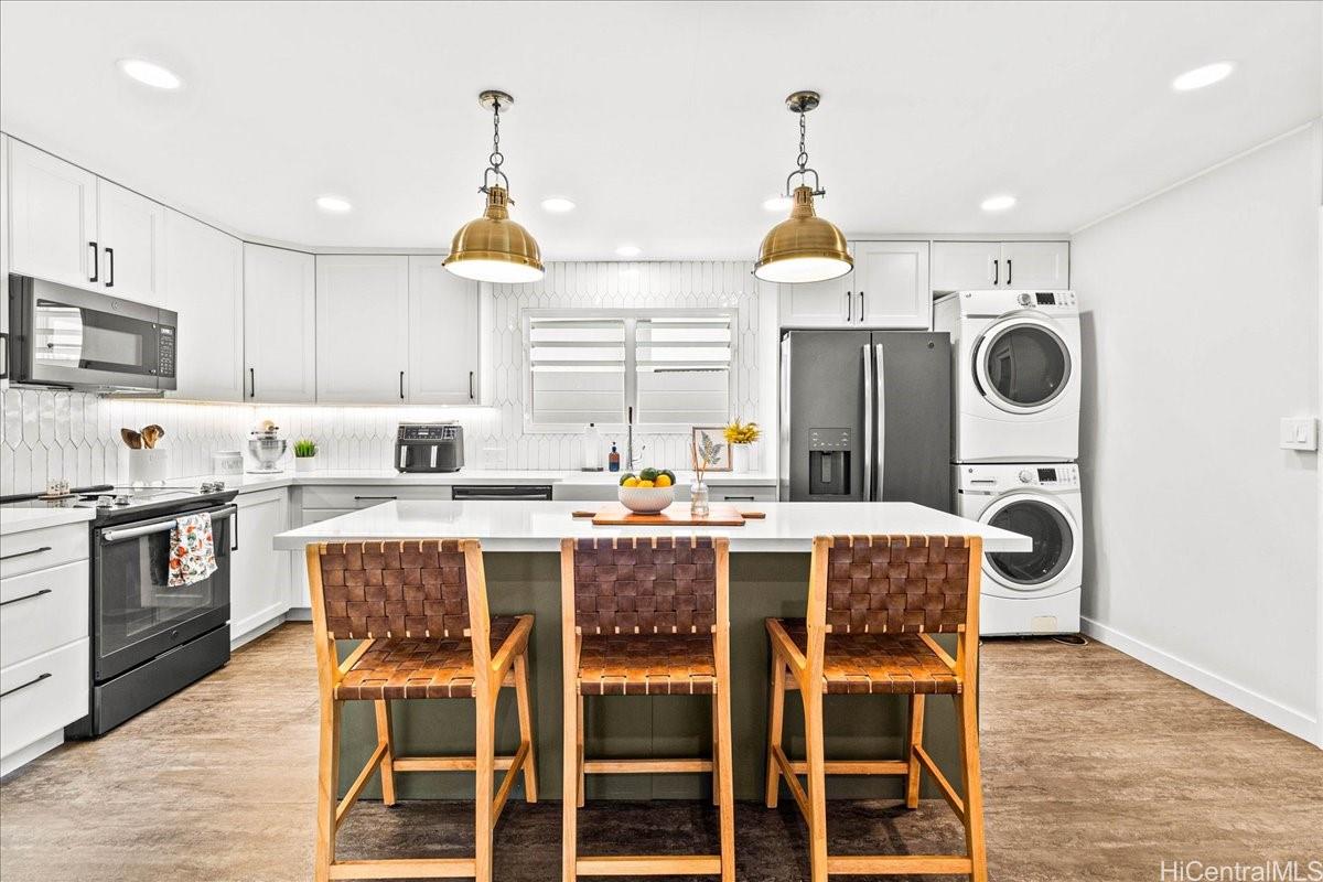 238 Puiwa Road Honolulu, HI 96817 - Photo 6 of 25 Spacious center island bar seating with pendant lighting.