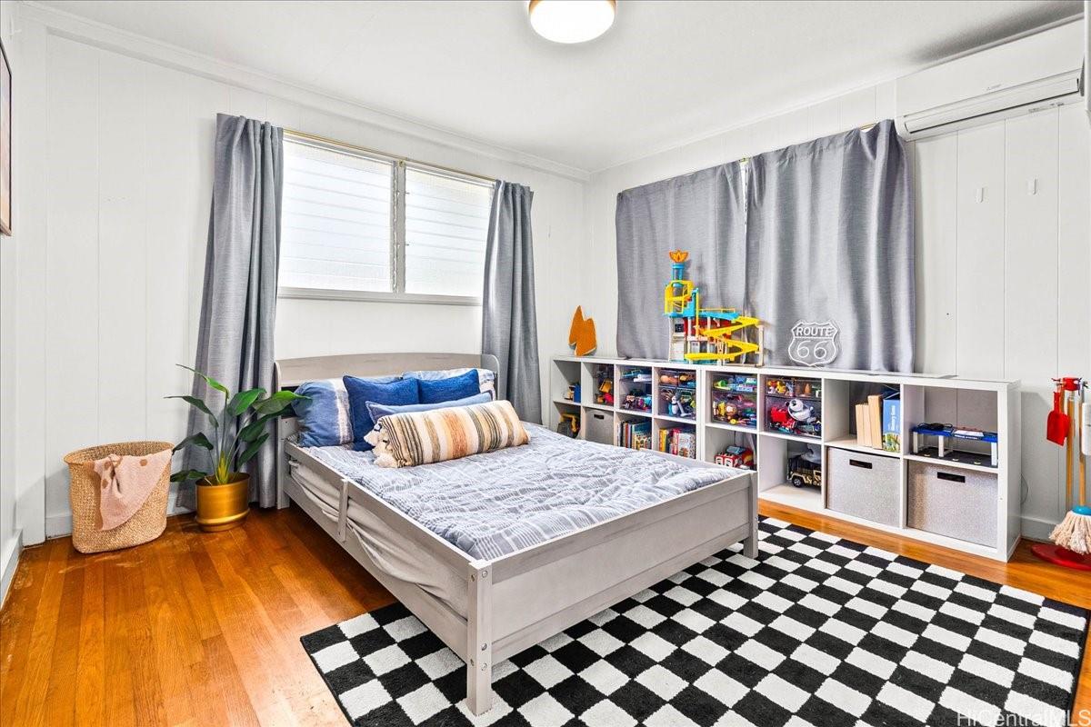 238 Puiwa Road Honolulu, HI 96817 - Photo 10 of 25 Bright bedoom with wood floor and Split A/C.