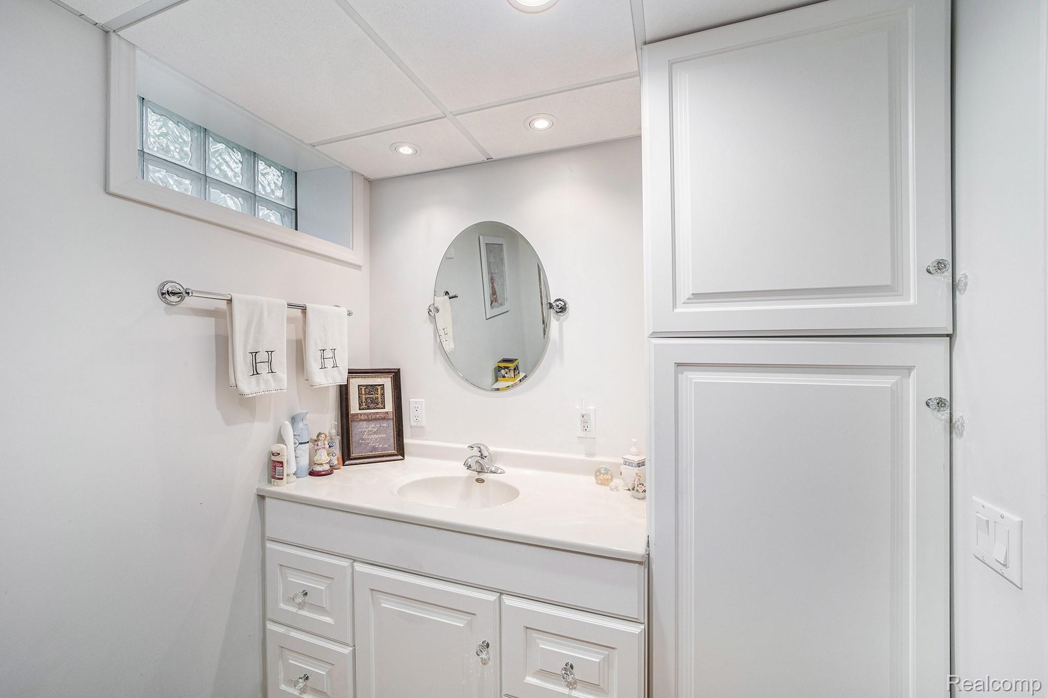 9705 Pine Knob Road Clarkston, MI 48348 - Photo 29 of 40 Full bath in lower level.jpg