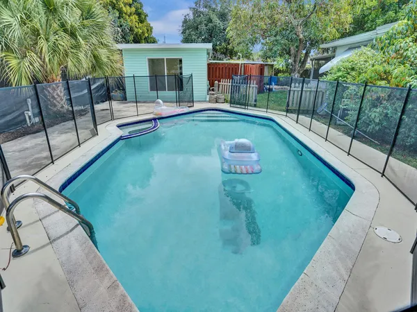 $1,800 | 2442 Garfield Street, Unit 4, Hollywood, FL 33020