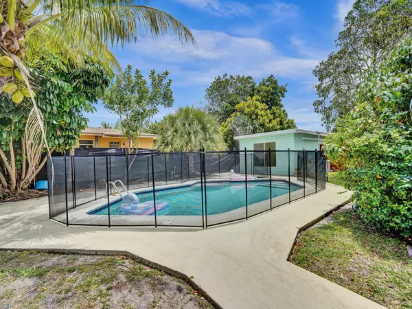 $1,800 | 2442 Garfield Street, Unit 4, Hollywood, FL 33020